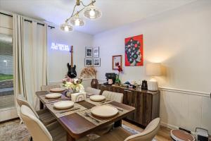 Gallery image of Blossom & Blues- EV, Vinyl, Firepit, Near Downtown in Macon +28 photos