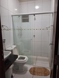 ein Badezimmer mit Dusche, Toilette und Waschbecken in der Unterkunft Casa pra Temporada 2km da praia in São Luís