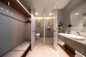 um banheiro com chuveiro, pia e vaso sanitário em Nostalgia S Hotel Beijing Qianmen Street & Tianqiao Performing Arts Center 时光漫步S酒店 北京前门天桥艺术中心店 Free fresh ground coffee,Free laundry service em Pequim