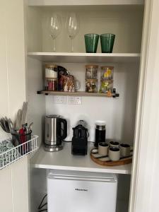 Kuchyň nebo kuchyňský kout v ubytování The Blue Door