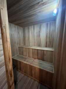 - un sauna en bois avec un banc dans une pièce dans l'établissement Departamento muy cerca del mar, à Mar de las Pampas