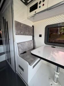 Foto Reykjavikis asuva majutusasutuse Custom made Mercedes sprinter RV galeriist