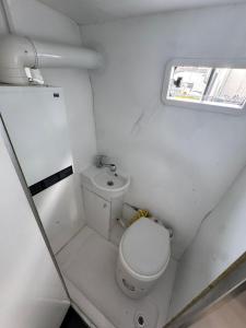 Vannituba majutusasutuses Custom made Mercedes sprinter RV