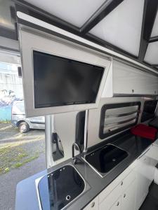 Köök või kööginurk majutusasutuses Custom made Mercedes sprinter RV