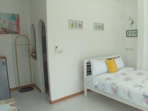 Postel nebo postele na pokoji v ubytování Baan Iris Salaya