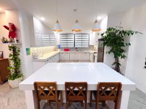 Cucina o angolo cottura di Taylors Plantacion Resort- Grande Ground Floor