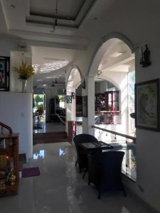 Un comedor con mesa y sillas en un edificio. en Monarchy Pearl Residence Luxury, en Da Nang
