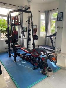 una habitación con un gimnasio con máquinas de correr en Monarchy Pearl Residence Luxury, en Da Nang