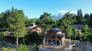 una vista aerea di una casa nel bosco di Heshkili huts and cabins Svaneti a Keshkili