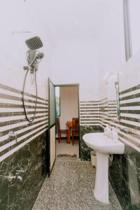 ein Badezimmer mit Dusche und Waschbecken in der Unterkunft The ransi House in Dikwella