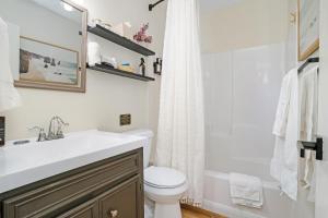 Gallery image of Blossom & Blues- EV, Vinyl, Firepit, Near Downtown in Macon