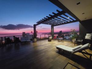 - Balcón de un edificio con vistas a la ciudad en Modern apartment with pool, near Costanera beach, en Encarnación