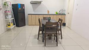 Η κουζίνα ή μικρή κουζίνα στο Homestay The Peak Condo