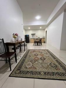 Χώρος καθιστικού στο Homestay The Peak Condo