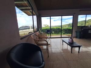 Monteverde Cecropia Paradise في مونتيفيردي كوستاريكا: غرفة معيشة مع كرسي وطاولة