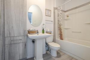 Et badeværelse på Luxurious 4 BR Suite in Griffintown