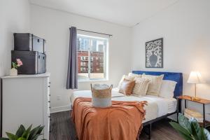 En eller flere senge i et værelse på Luxurious 4 BR Suite in Griffintown + 15 billeder