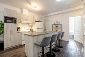 Køkken eller tekøkken på Luxurious 4 BR Suite in Griffintown