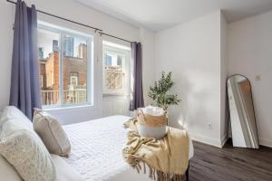 En eller flere senge i et værelse på Luxurious 4 BR Suite in Griffintown