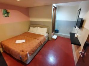 Postel nebo postele na pokoji v ubytování HOTEL BINTANG