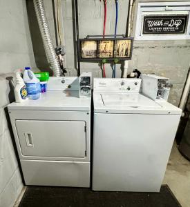 ein weißer Kühlschrank und eine weiße Waschmaschine mit Trockner in der Unterkunft Private Cozy Apartment - Only 5 min Away from Newark Airport and 30 min to NYC in Elizabeth + 47 Fotos