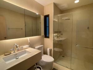 een badkamer met een toilet, een wastafel en een douche bij Khaoyai 360 Panoramic View in Ban Tha Chang +13 foto's