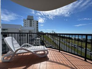 Balkoni atau teres di Absolute Beachfront Penthouse with Exclusive Rooftop