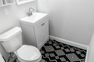 un bagno con un water bianco e un lavandino di Sea Life house a St Petersburg Altre 11 foto