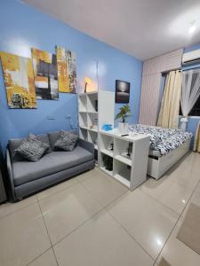 1 dormitorio con sofá, cama y escritorio en Near World Trade, Star City and MoA - Amazing Breeze, en Manila 6 fotos más