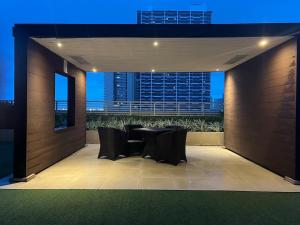 a dining room with a view of a city skyline at Condo Near World Trade, Star City and PICC - Amazing Breeze in Manila