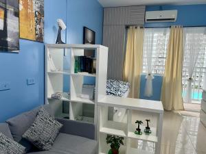 una sala de estar con una estantería blanca en Near World Trade, Star City and MoA - Amazing Breeze, en Manila