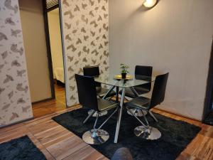 a dining room with a glass table and chairs at DEPARTAMENTOs 3D 1BDESAYUNO ESTACIONAMIENTO FACTURA in Chillán