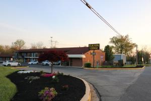 a building with a sign that reads lunch house at Elkton Lodge - Newark - Elkton University Gateway in Elkton