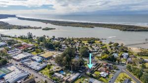 een luchtzicht op een stad naast een waterlichaam bij Boardwalk Breeze in Urunga