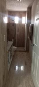 マサトランにあるAmplio Condominio Ibis Mazatlán Zona doradaの空のバスルーム(トイレ、シンク付) +34枚の写真