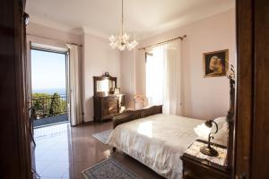 タオルミーナにあるPanoramica sul mare - Taorminaのベッドルーム1室(ベッド1台、大きな窓付)