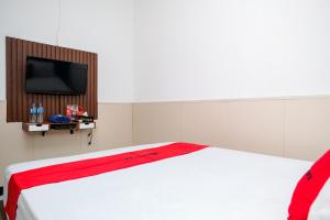 Postel nebo postele na pokoji v ubytování RedDoorz Syariah near Akmil Magelang