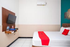 Postel nebo postele na pokoji v ubytování RedDoorz Syariah near Akmil Magelang