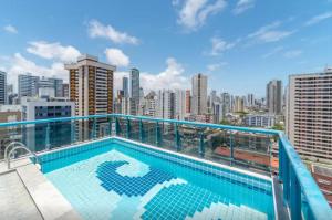 une piscine sur le toit d'un bâtiment dans l'établissement Apartamento Em Boa Viagem!, à Récife