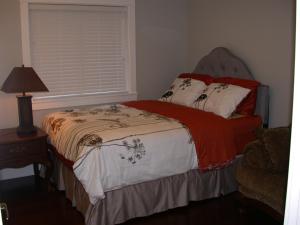 um quarto com uma cama e uma janela em Vancouver Austin Guesthouse em Coquitlam