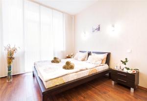 ein Schlafzimmer mit einem großen Bett in einem Zimmer in der Unterkunft Apartments Kiselyova in Minsk