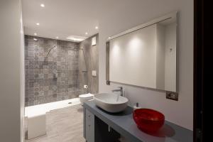 une salle de bain avec un lavabo blanc et des toilettes dans l'établissement Albertini Vacanze, à Brez 29 autres photos