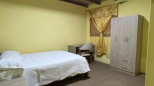 MoralesにあるApartamento 2A Piso 1のベッドと机と窓のある寝室