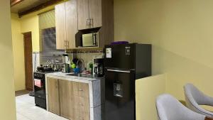 MoralesにあるApartamento 2A Piso 1のキッチン(黒い冷蔵庫、カウンター付)