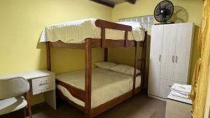 MoralesにあるApartamento 2A Piso 1の白いキャビネット付きの二段ベッドのある寝室