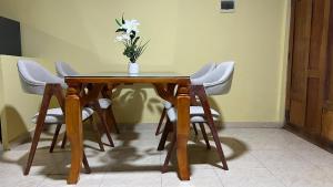MoralesにあるApartamento 2A Piso 1の木製テーブル(椅子付)