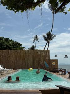 eine Gruppe von Menschen in einem Schwimmbad in der Unterkunft Natural Wing Health Spa and Resort in Ban Bang Po