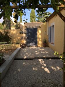 une porte menant à une maison avec une allée dans l'établissement Charmant Studio Brignoles, à Brignoles