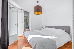 Ένα ή περισσότερα κρεβάτια σε δωμάτιο στο Luxury Villa for 8, private pool, airco, sea and mountain views +16 φωτογραφίες