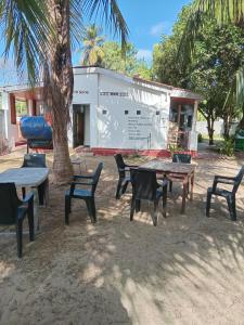 ニラヴェリにあるCafe Nilaveli Holiday homeの建物前のピクニックテーブルと椅子